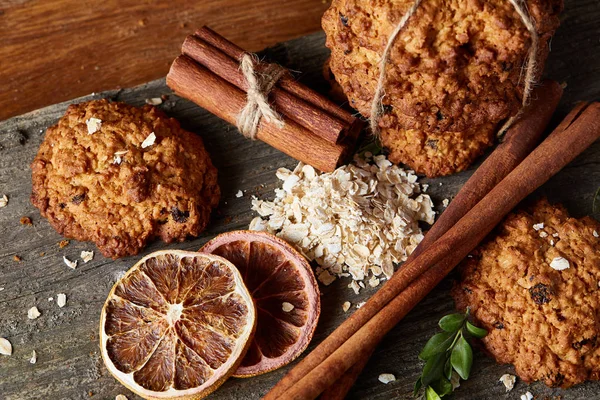 Çikolatalı Bisküvi, tarçın ve ahşap arka plan üzerinde kurutulmuş portakal ile Noel kompozisyon yakın çekim.