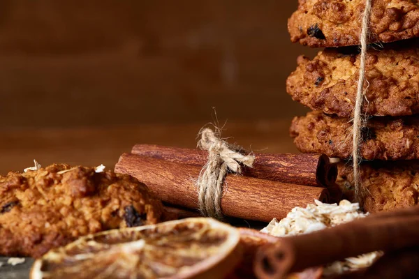 Çikolatalı Bisküvi, tarçın ve ahşap arka plan üzerinde kurutulmuş portakal ile Noel kompozisyon yakın çekim.