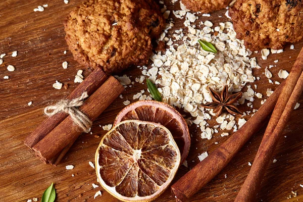 Çikolatalı Bisküvi, tarçın ve ahşap arka plan üzerinde kurutulmuş portakal ile Noel kompozisyon yakın çekim.