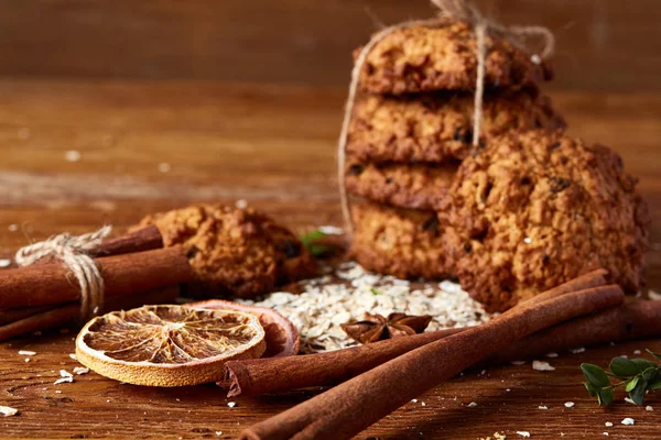 Çikolatalı Bisküvi, tarçın ve ahşap arka plan üzerinde kurutulmuş portakal ile Noel kompozisyon yakın çekim.