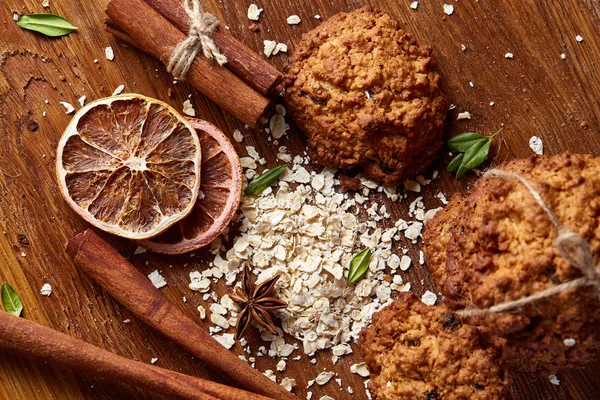 Çikolatalı Bisküvi, tarçın ve ahşap arka plan üzerinde kurutulmuş portakal ile Noel kompozisyon yakın çekim.