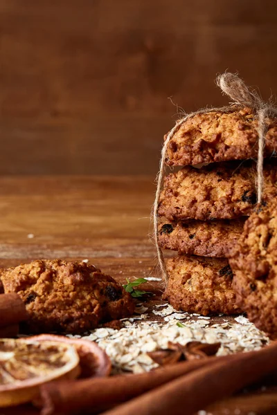 Çikolatalı Bisküvi, tarçın ve ahşap arka plan üzerinde kurutulmuş portakal ile Noel kompozisyon yakın çekim.