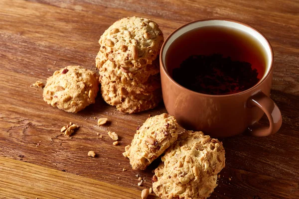 Porselen fincan çay ve tatlı kurabiye ahşap arka plan, üstten görünüm, seçici odak