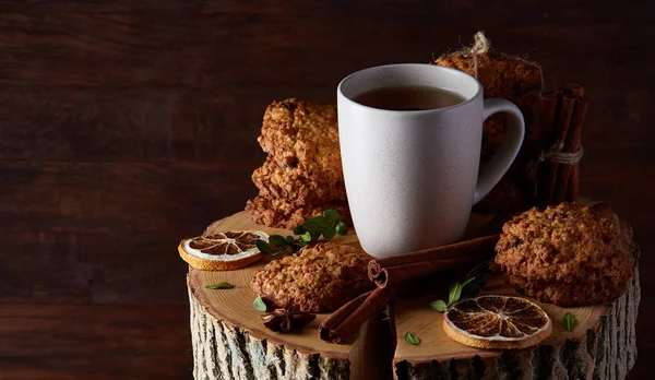 Beyaz fincan çay ve ülke tarzı ahşap arka plan, yakın çekim, seçici odak bir oturum tanımlama bilgileri