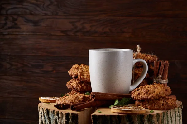 Beyaz fincan çay ve ülke tarzı ahşap arka plan, yakın çekim, seçici odak bir oturum tanımlama bilgileri