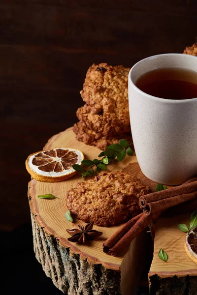 Beyaz fincan çay ve ülke tarzı ahşap arka plan, yakın çekim, seçici odak bir oturum tanımlama bilgileri