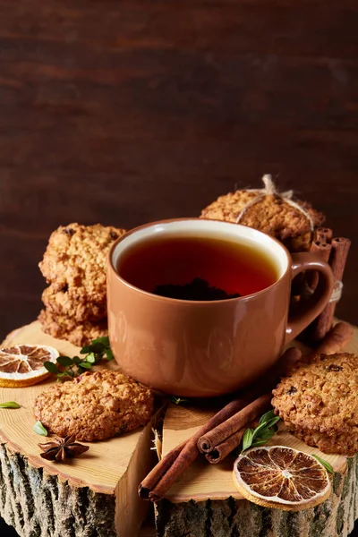 Bir fincan sıcak çay, kurabiye ve dekorasyon ahşap arka plan, seçici odak üzerinde bir oturum ile Noel kavramı