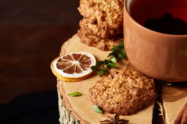 Bir fincan sıcak çay, kurabiye ve dekorasyon ahşap arka plan, seçici odak üzerinde bir oturum ile Noel kavramı