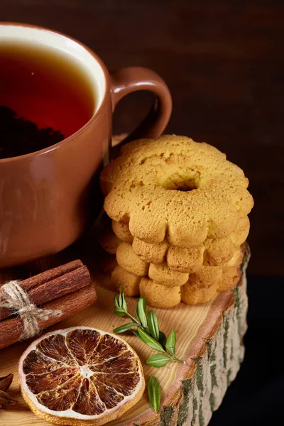 Bir fincan sıcak çay, kurabiye ve dekorasyon ahşap arka plan, seçici odak üzerinde bir oturum ile Noel kavramı