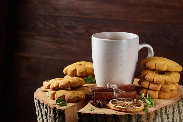 Beyaz fincan çay ve ülke tarzı ahşap arka plan, yakın çekim, seçici odak bir oturum tanımlama bilgileri