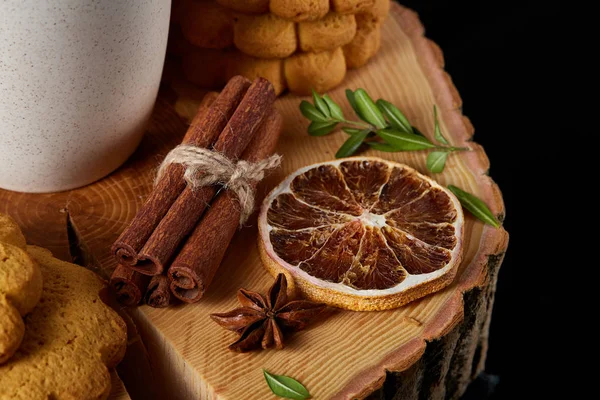 Beyaz fincan çay ve ülke tarzı ahşap arka plan, yakın çekim, seçici odak bir oturum tanımlama bilgileri