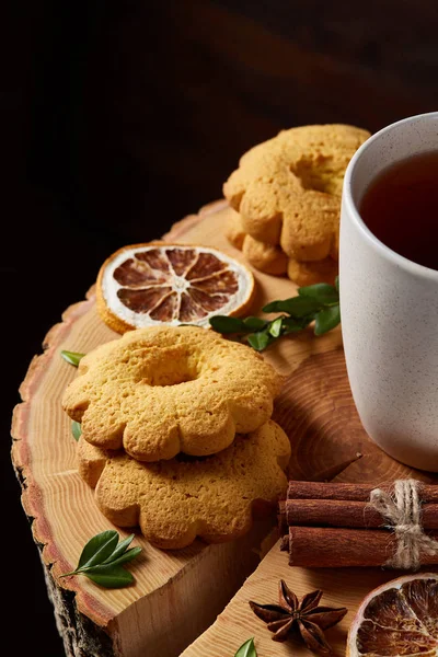 Beyaz fincan çay ve ülke tarzı ahşap arka plan, yakın çekim, seçici odak bir oturum tanımlama bilgileri