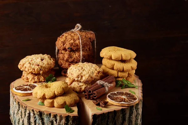 Tanımlama bilgileri ve dekorasyon ahşap arka plan, seçici odak üzerinde bir oturum ile Noel kavramı