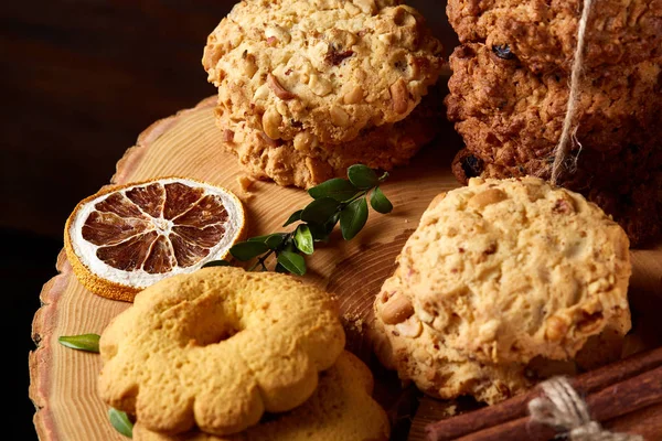 Tanımlama bilgileri ve dekorasyon ahşap arka plan, seçici odak üzerinde bir oturum ile Noel kavramı