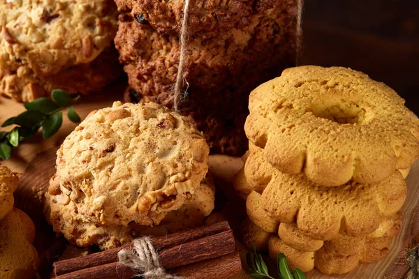 Tanımlama bilgileri ve dekorasyon ahşap arka plan, seçici odak üzerinde bir oturum ile Noel kavramı