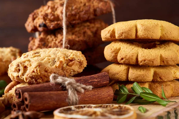 Tanımlama bilgileri ve dekorasyon ahşap arka plan, seçici odak üzerinde bir oturum ile Noel kavramı