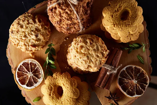 Tanımlama bilgileri ve dekorasyon ahşap arka plan, seçici odak üzerinde bir oturum ile Noel kavramı