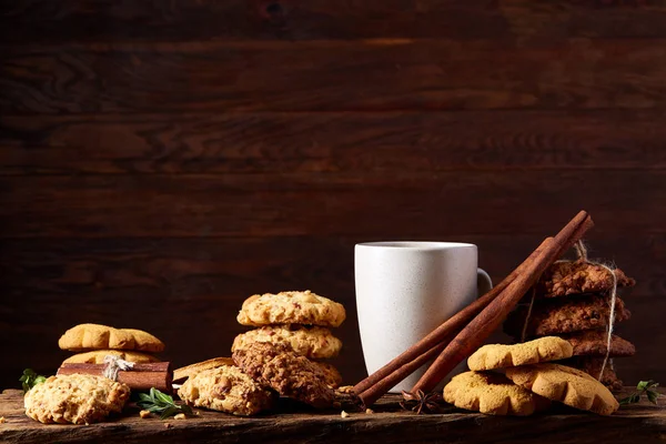 Beyaz fincan çay ve ülke tarzı ahşap arka plan, yakın çekim, seçici odak bir oturum tanımlama bilgileri