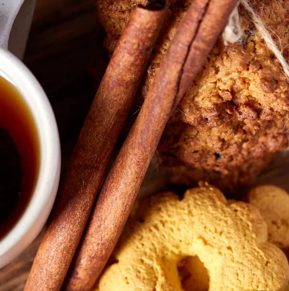 Beyaz fincan çay ve ülke tarzı ahşap arka plan, yakın çekim, seçici odak bir oturum tanımlama bilgileri