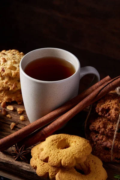 Beyaz fincan çay ve ülke tarzı ahşap arka plan, yakın çekim, seçici odak bir oturum tanımlama bilgileri