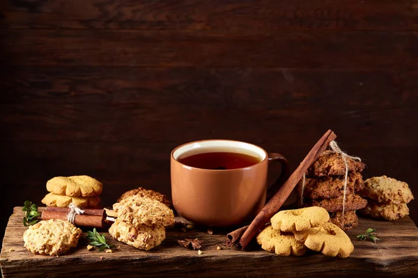 Geleneksel Noel çay bir fincan sıcak çay, kurabiye ve dekorasyon ahşap zemin, seçici odak konseptiyle