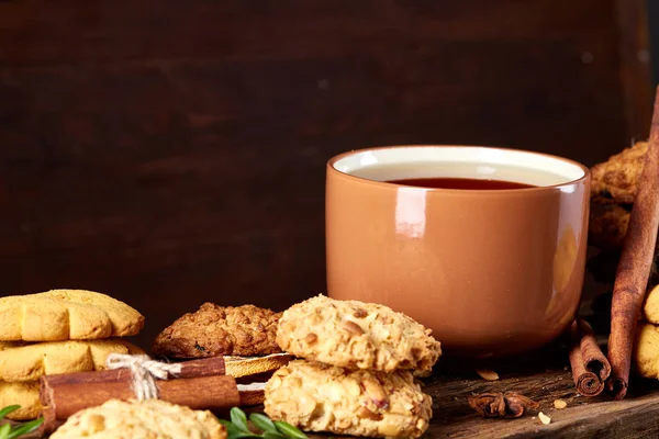 Geleneksel Noel çay bir fincan sıcak çay, kurabiye ve dekorasyon ahşap zemin, seçici odak konseptiyle — Stok fotoğraf