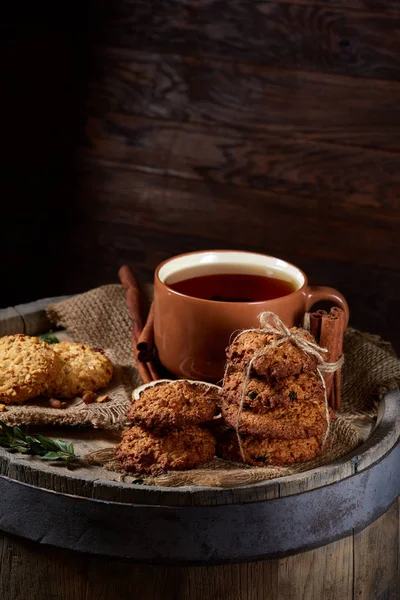 Geleneksel Noel çay bir fincan sıcak çay, kurabiye ve dekorasyon ahşap zemin, seçici odak konseptiyle