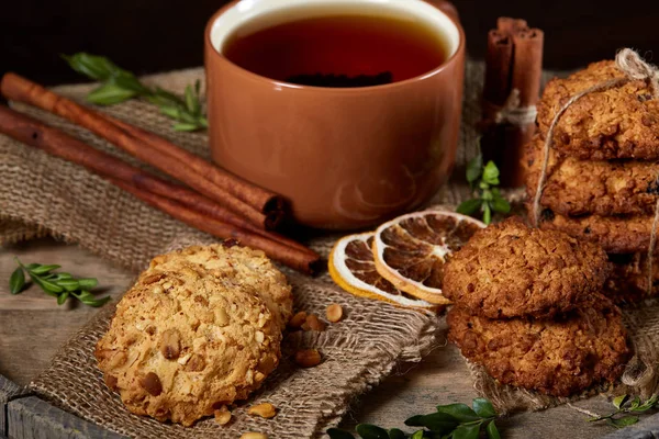 Geleneksel Noel çay bir fincan sıcak çay, kurabiye ve dekorasyon ahşap zemin, seçici odak konseptiyle