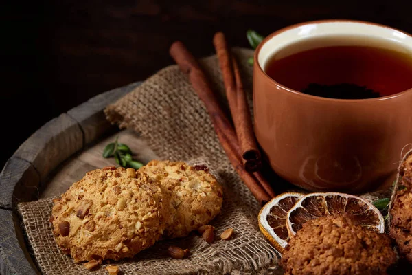 Geleneksel Noel çay bir fincan sıcak çay, kurabiye ve dekorasyon ahşap zemin, seçici odak konseptiyle