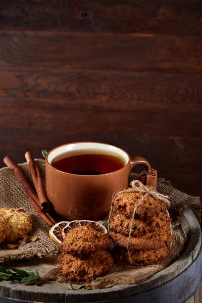 Geleneksel Noel çay bir fincan sıcak çay, kurabiye ve dekorasyon ahşap zemin, seçici odak konseptiyle