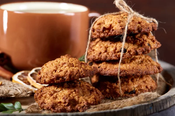 Geleneksel Noel çay bir fincan sıcak çay, kurabiye ve dekorasyon ahşap zemin, seçici odak konseptiyle