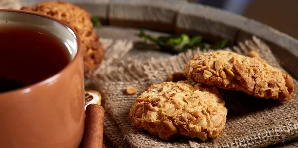 Geleneksel Noel çay bir fincan sıcak çay, kurabiye ve dekorasyon ahşap zemin, seçici odak konseptiyle