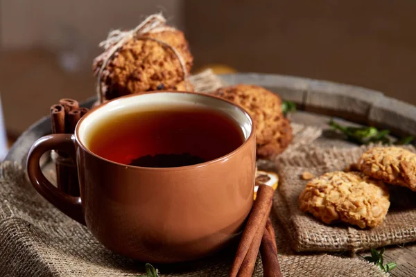 Geleneksel Noel çay bir fincan sıcak çay, kurabiye ve dekorasyon ahşap zemin, seçici odak konseptiyle