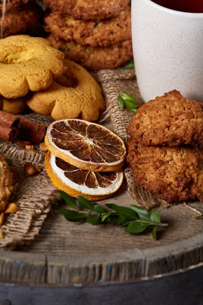 Geleneksel Noel çay bir fincan sıcak çay, kurabiye ve dekorasyon ahşap zemin, seçici odak konseptiyle