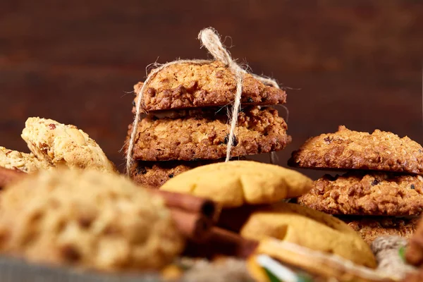 Tanımlama bilgileri ve tarçın bir ahşap varil, seçici odak, yakın çekim çeşitler ile kavramsal kompozisyon