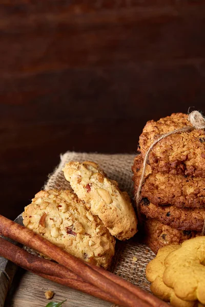 Tanımlama bilgileri ve tarçın bir ahşap varil, seçici odak, yakın çekim çeşitler ile kavramsal kompozisyon