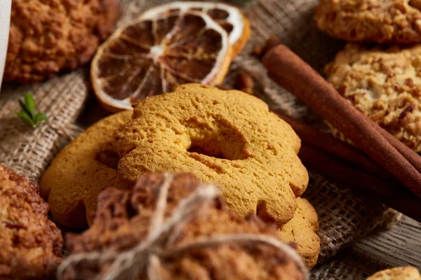 Geleneksel Noel çay bir fincan sıcak çay, kurabiye ve dekorasyon ahşap zemin, seçici odak konseptiyle