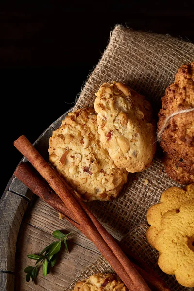 Tanımlama bilgileri ve tarçın bir ahşap varil, seçici odak, yakın çekim çeşitler ile kavramsal kompozisyon
