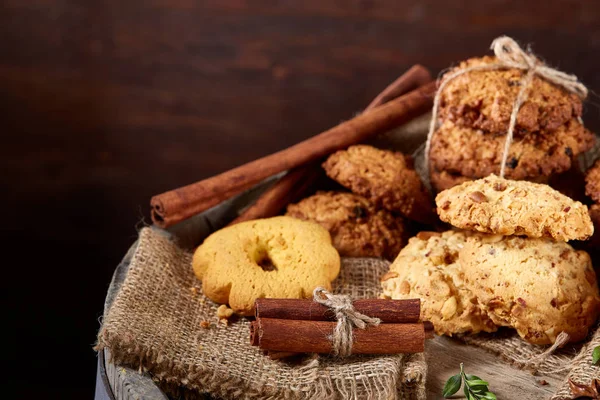 Tanımlama bilgileri ve tarçın bir ahşap varil, seçici odak, yakın çekim çeşitler ile kavramsal kompozisyon
