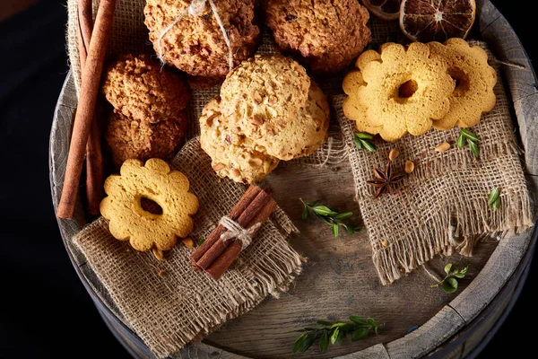 Tanımlama bilgileri ve tarçın bir ahşap varil, seçici odak, yakın çekim çeşitler ile kavramsal kompozisyon