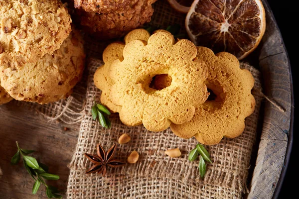 Tanımlama bilgileri ve tarçın bir ahşap varil, seçici odak, yakın çekim çeşitler ile kavramsal kompozisyon