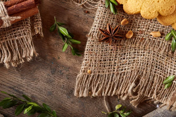 Tanımlama bilgileri ve tarçın bir ahşap varil, seçici odak, yakın çekim çeşitler ile kavramsal kompozisyon