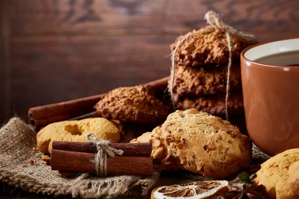 Geleneksel Noel çay bir fincan sıcak çay, kurabiye ve dekorasyon ahşap zemin, seçici odak konseptiyle