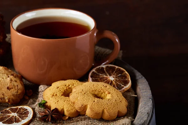 Geleneksel Noel çay bir fincan sıcak çay, kurabiye ve dekorasyon ahşap zemin, seçici odak konseptiyle