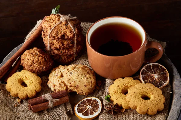 Geleneksel Noel çay bir fincan sıcak çay, kurabiye ve dekorasyon ahşap zemin, seçici odak konseptiyle