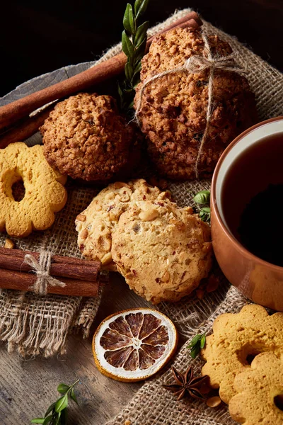 Geleneksel Noel çay bir fincan sıcak çay, kurabiye ve dekorasyon ahşap zemin, seçici odak konseptiyle