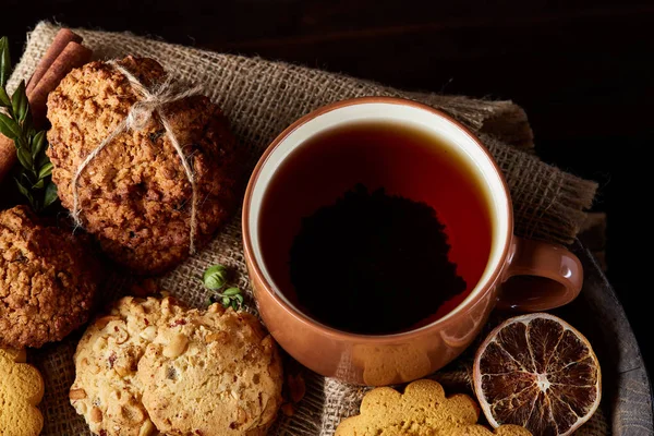 Geleneksel Noel çay bir fincan sıcak çay, kurabiye ve dekorasyon ahşap zemin, seçici odak konseptiyle