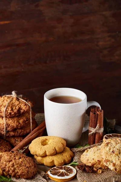 Geleneksel Noel çay bir fincan sıcak çay, kurabiye ve dekorasyon ahşap zemin, seçici odak konseptiyle