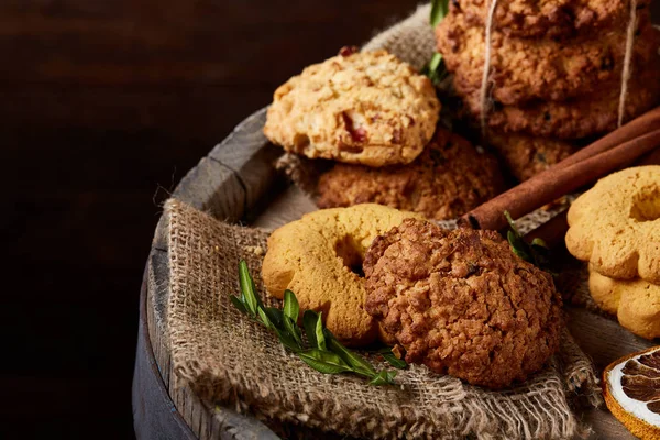 Tanımlama bilgileri ve tarçın bir ahşap varil, seçici odak, yakın çekim çeşitler ile kavramsal kompozisyon