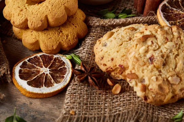 Tanımlama bilgileri ve tarçın bir ahşap varil, seçici odak, yakın çekim çeşitler ile kavramsal kompozisyon